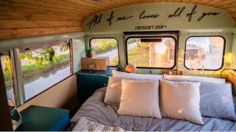Papillon Country Resort Schoolbus slaapkamer