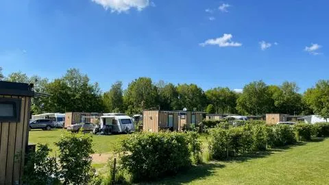 Komfort-Campingplatz mit privaten sanitären Einrichtungen Papillon